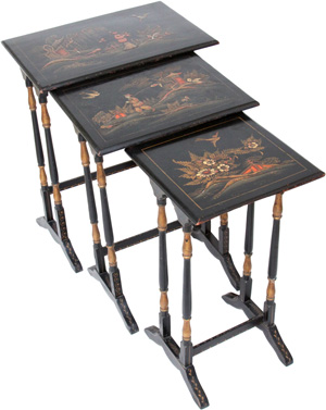 Antique English Nesting Tables with Japanned Lacquer Paintings - שולחנות מקוננים אנגלים עתיקים - Click for Detailed Info